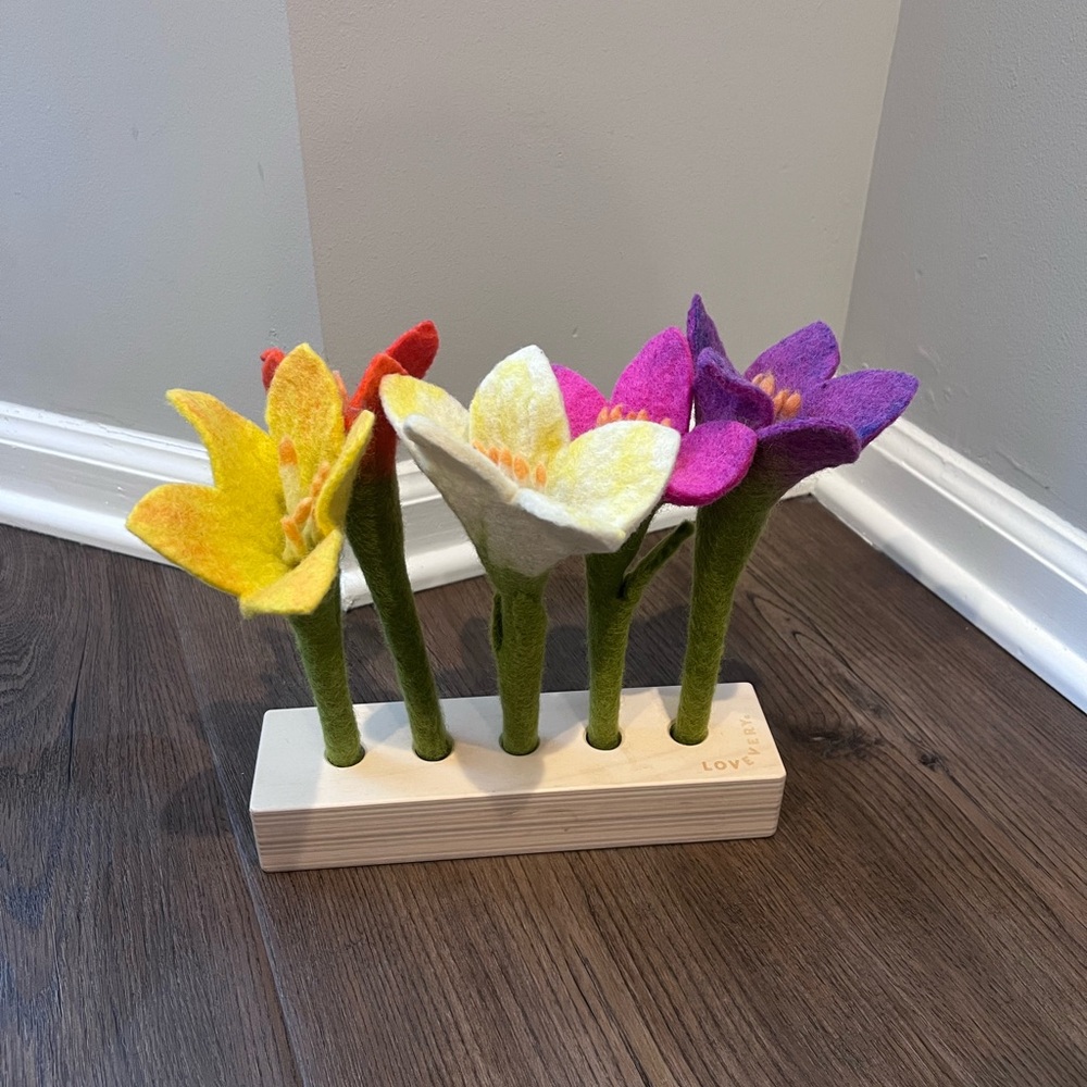 Lovevery Felt Flower set